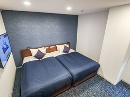 Decoración personalizada, escritorio y tabla de planchar con plancha