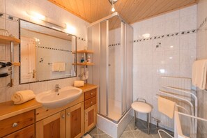 Deluxe Condo | Bathroom | Shower, hair dryer, towels, soap - Alpenecho (Ramsau am Dachstein)