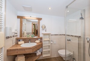 Apartment, 2 Bedrooms | Bathroom | Shower, hair dryer, towels, soap - Alpenecho (Ramsau am Dachstein)
