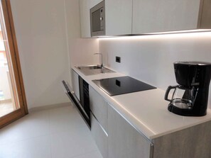 Kühlschrank, Mikrowelle, Herdplatte, Geschirrspüler