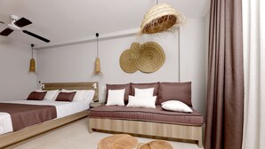 Un dormitorio moderno con una cama, dos mesitas de noche, un ventilador de techo y una lámpara fijada a la pared.