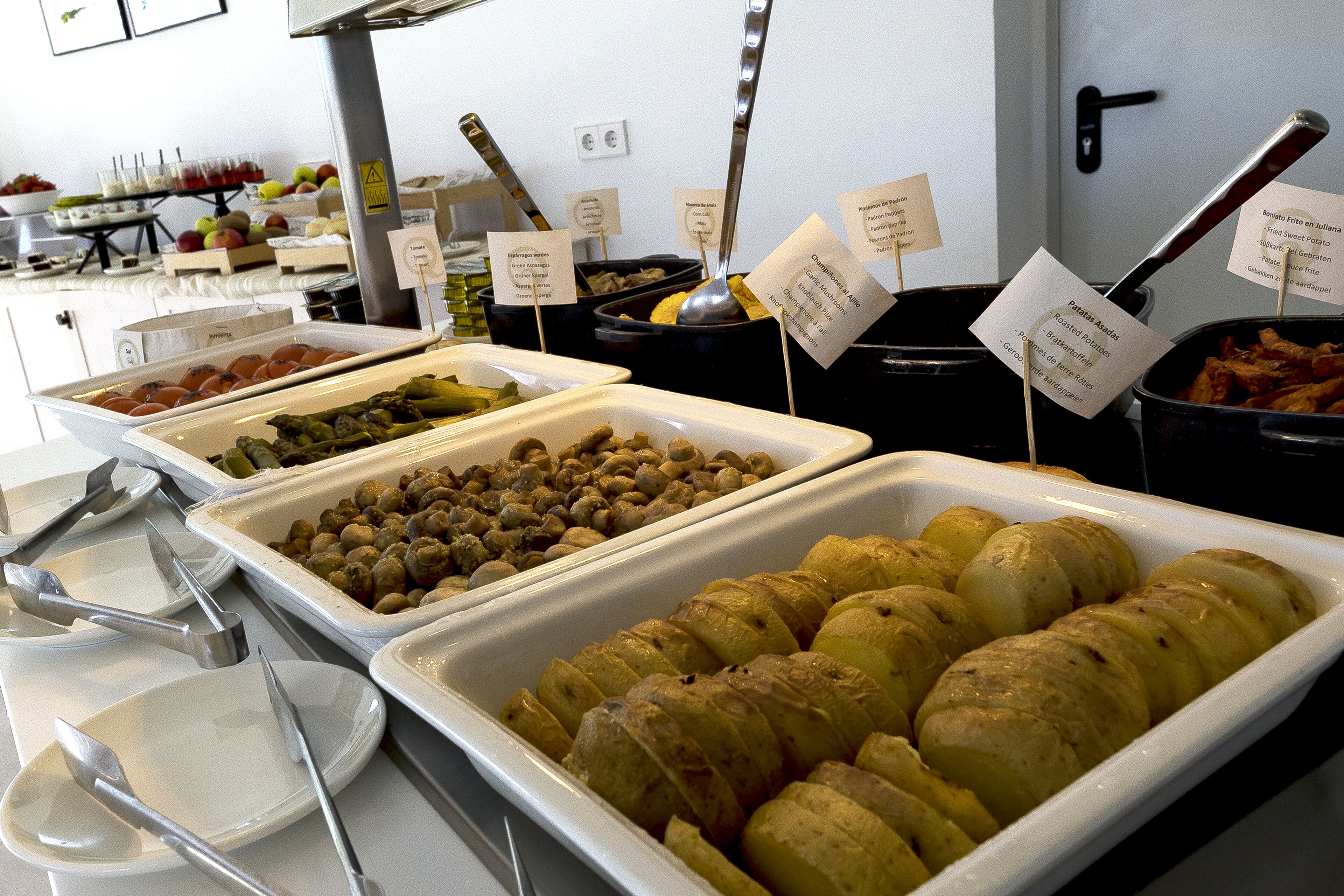 Een buffet met diverse gerechten en bestek.