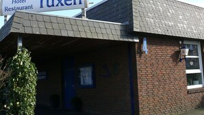 A building with a sign reading "Hotel Restaurant Tüxen." - Hotel Restaurant Tüxen (Rendsburg)