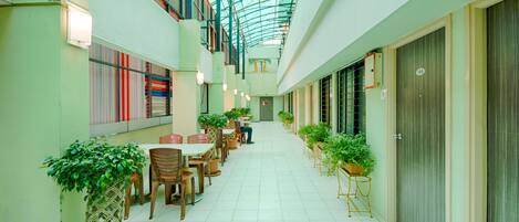 Serveert ontbijt en diner, Indische gerechten