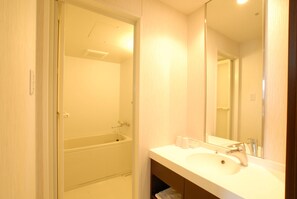 ヘアドライヤー、タオル、シャンプー、トイレットペーパー