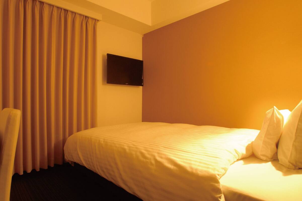 Desk, WiFi (free)