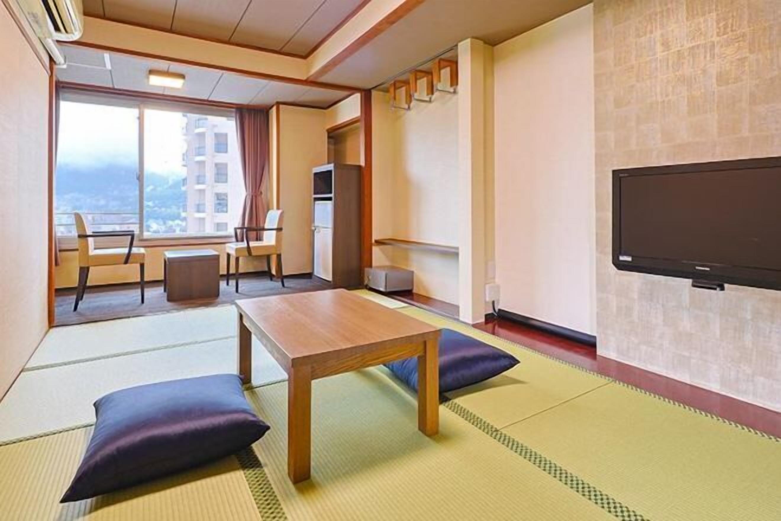 起居区 | 32-英寸液晶电视 （配备数码频道）、电视