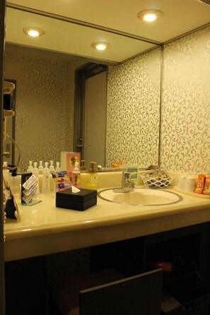 Separate bathtub and shower, free toiletries, hair dryer, slippers - Hotel First Inn - Adults Only (Chiba)