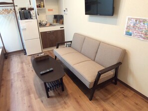 和洋室4人部屋 バスルーム付 | リビング エリア | 薄型テレビ