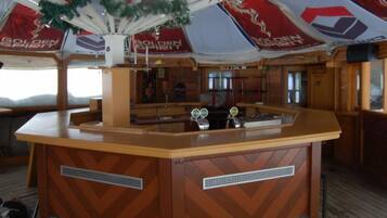 Bar (trong khuôn viên)