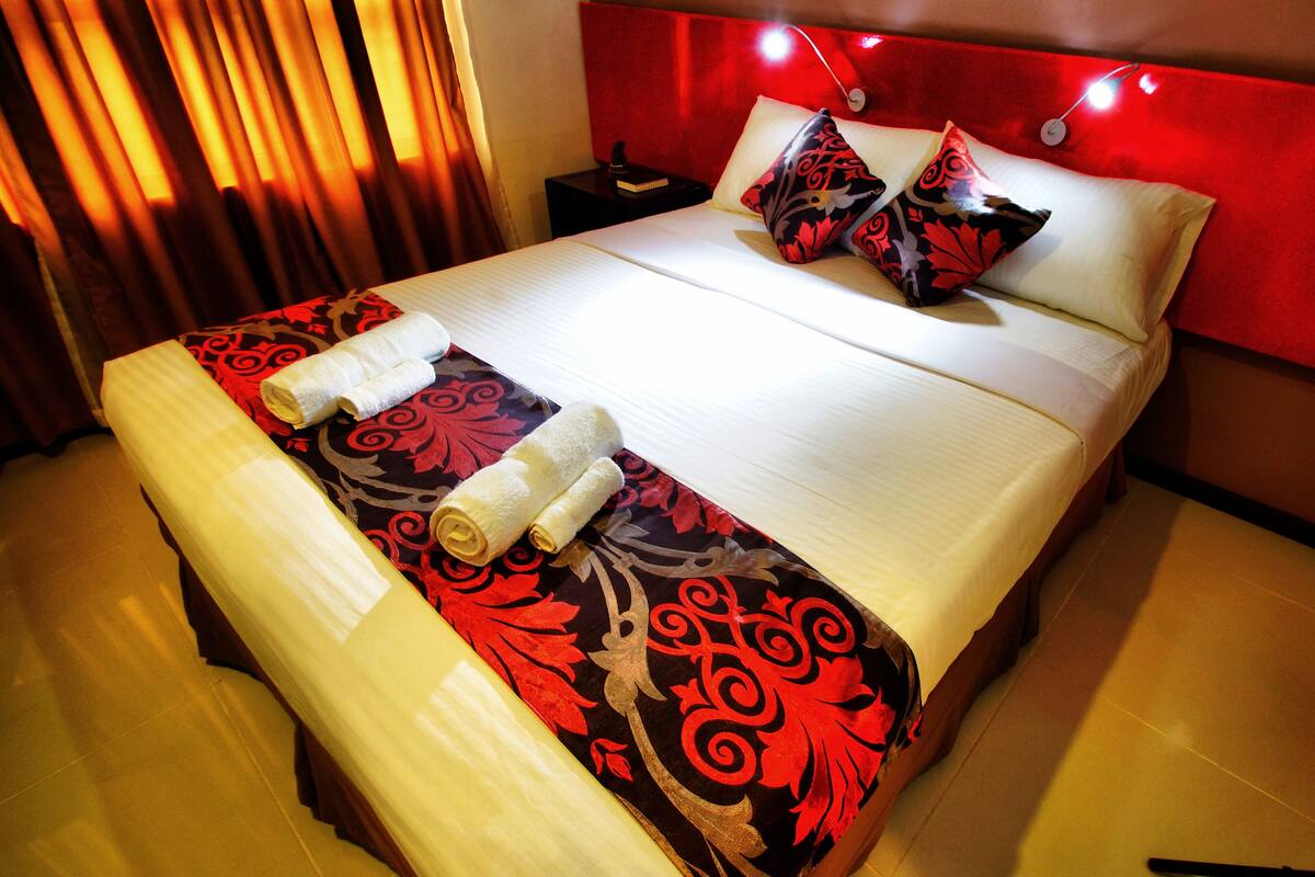 Quarto básico (Matrimonial) | Roupas de cama premium, escrivaninha, cortinas blackout