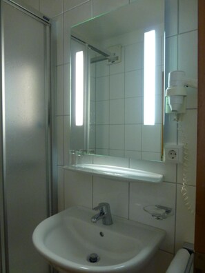 Double Room | Bathroom | Shower, hair dryer, towels, soap - Puttererseehof (Aigen im Ennstal)