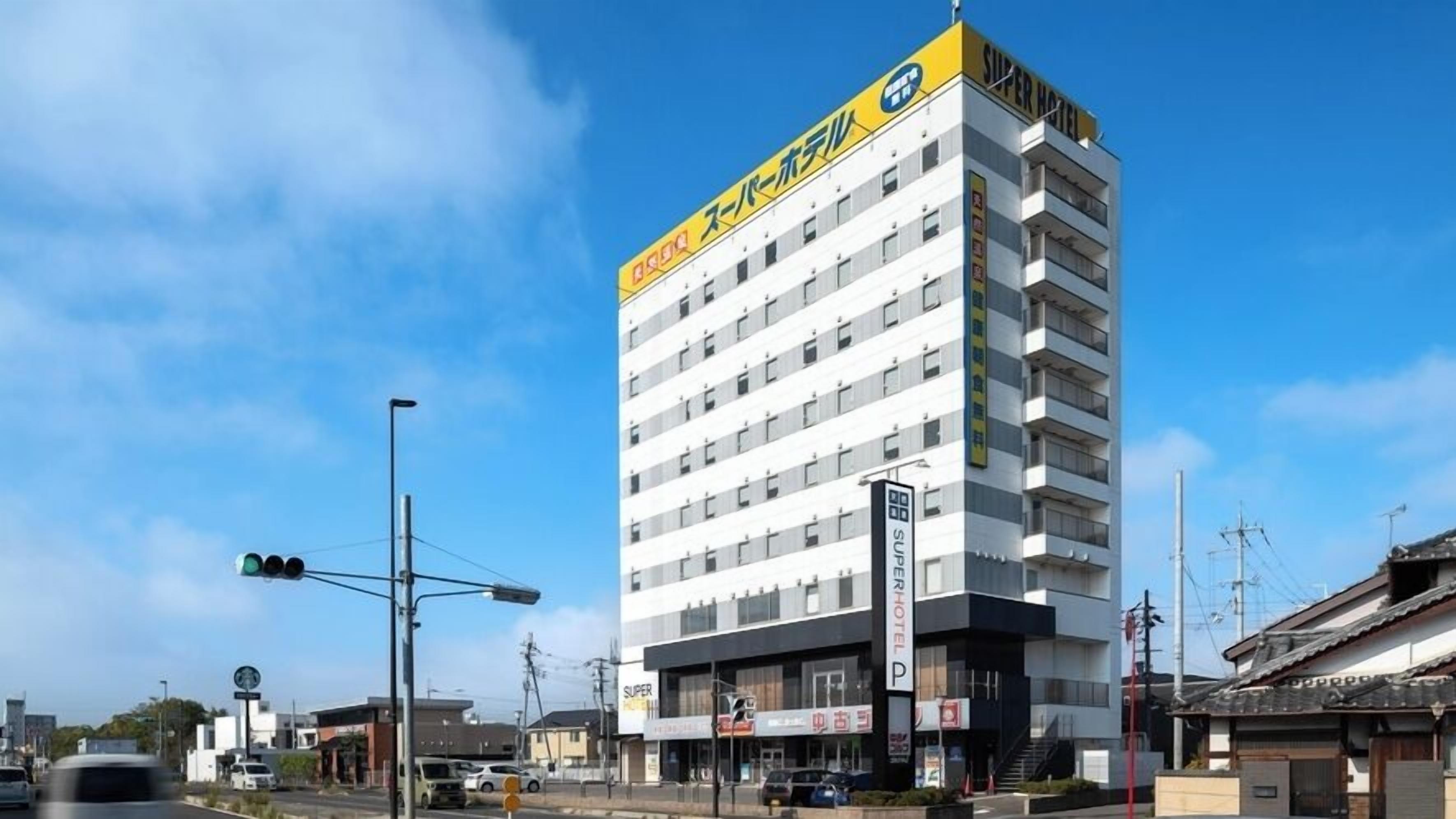 A multi-story hotel with a prominent sign, a parking sign, and a street intersection.