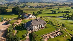 A large estate with a main house, guest cottages, and expansive green lawns. - Meltar Boutique Hotel (Asiago)