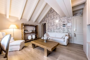 Suite | Living room | 28-inch LED TV with satellite channels, TV, first-run films - Meltar Boutique Hotel (Asiago)
