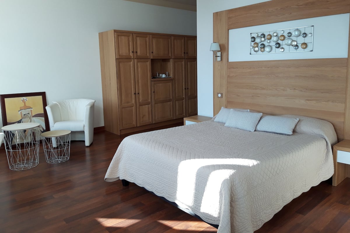 1 habitación, escritorio, tabla de planchar con plancha y wifi gratis