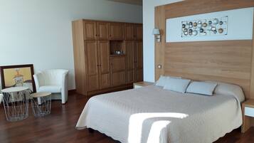 Suite superior | Escritorio, tabla de planchar con plancha, wifi gratis y ropa de cama