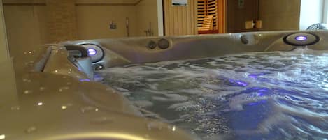 Sauna, spa tub