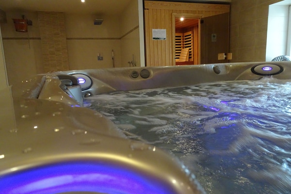 Sauna, hot tub