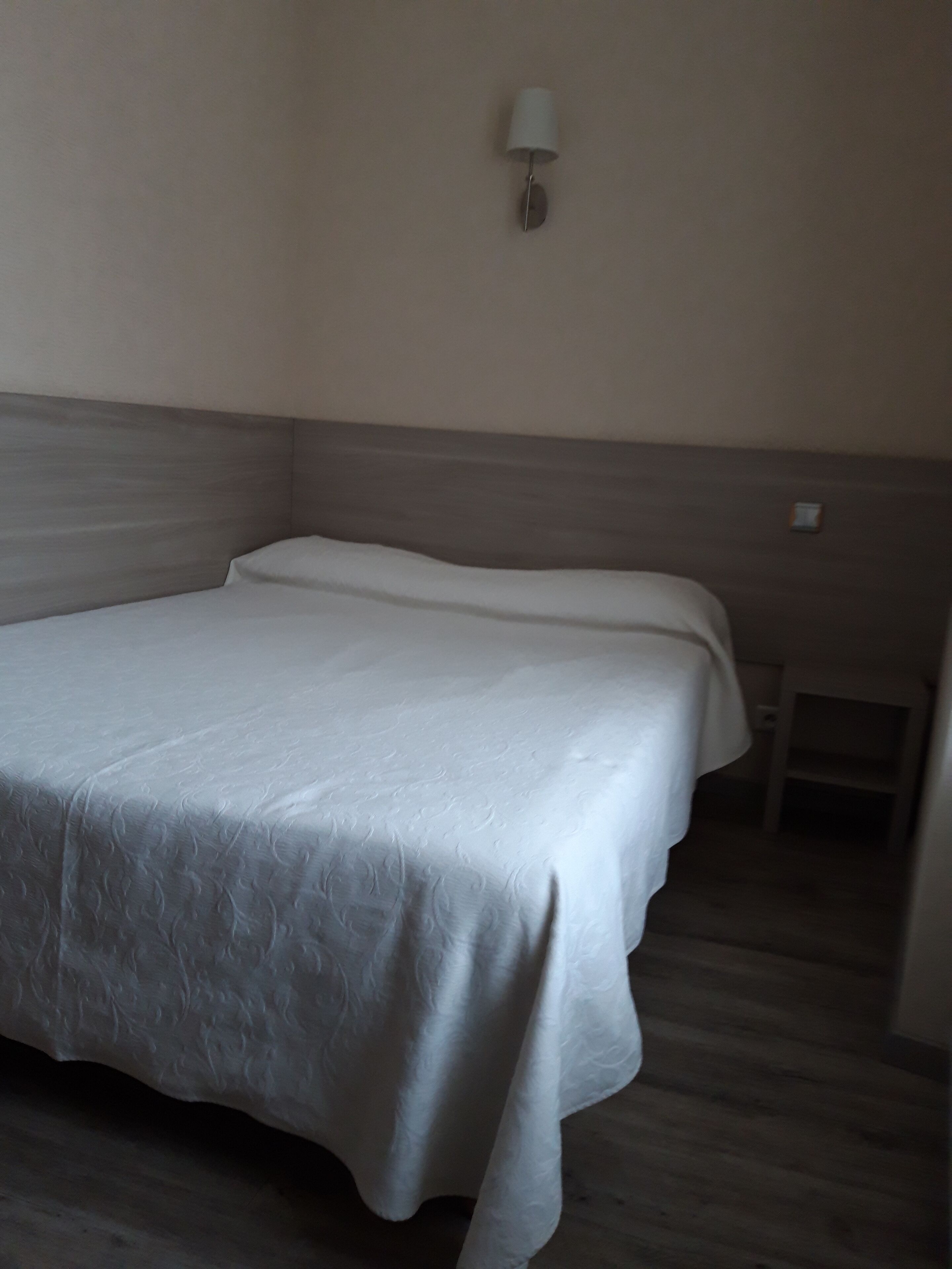 premium single room | desk, iron/ironing board, free wifi, bed sheets