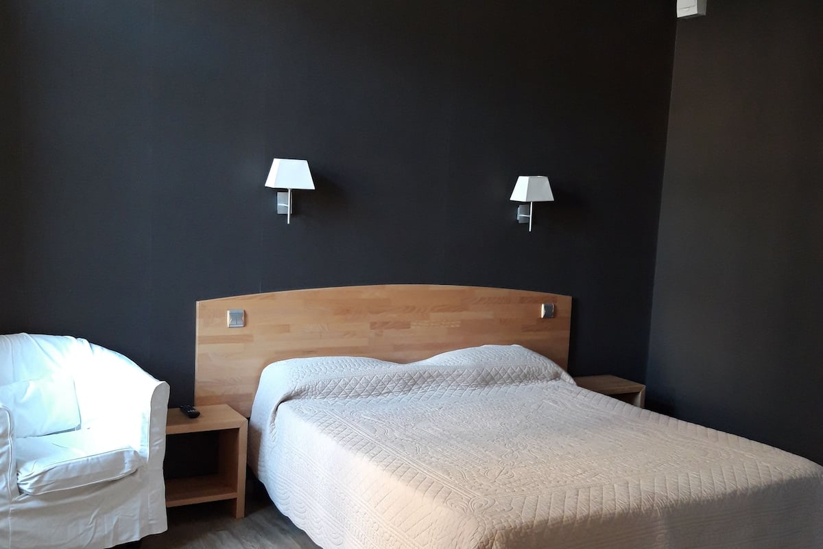 1 habitación, escritorio, tabla de planchar con plancha y wifi gratis