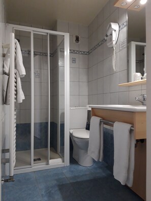 Dusche, kostenlose Toilettenartikel, Haartrockner, Handtücher