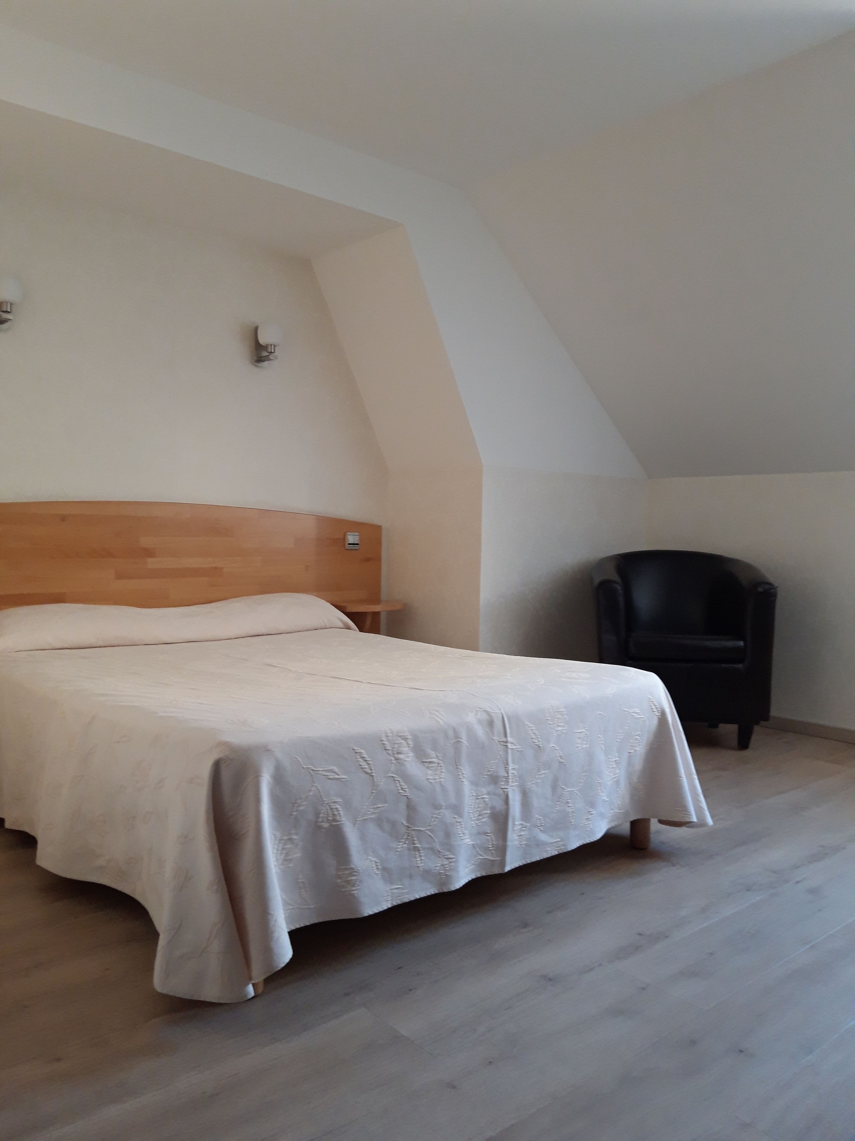double room | desk, iron/ironing board, free wifi, bed sheets