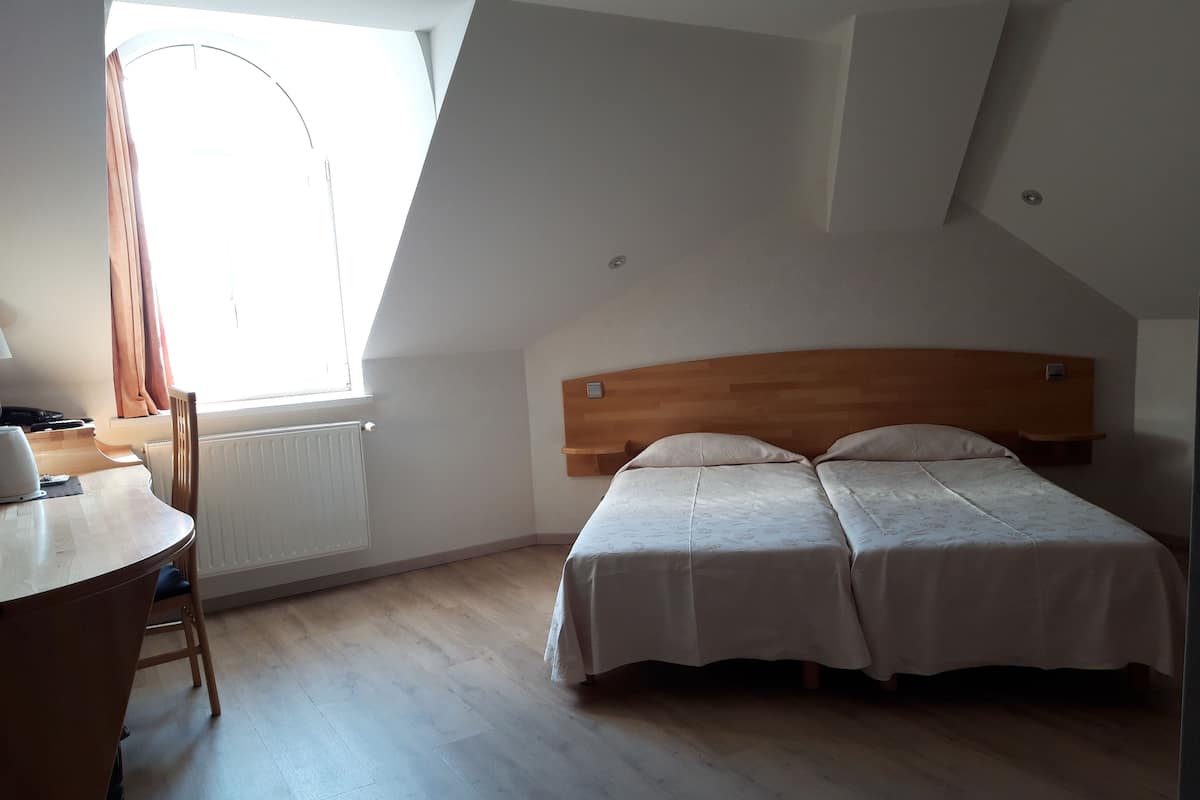 1 habitación, escritorio, tabla de planchar con plancha y wifi gratis