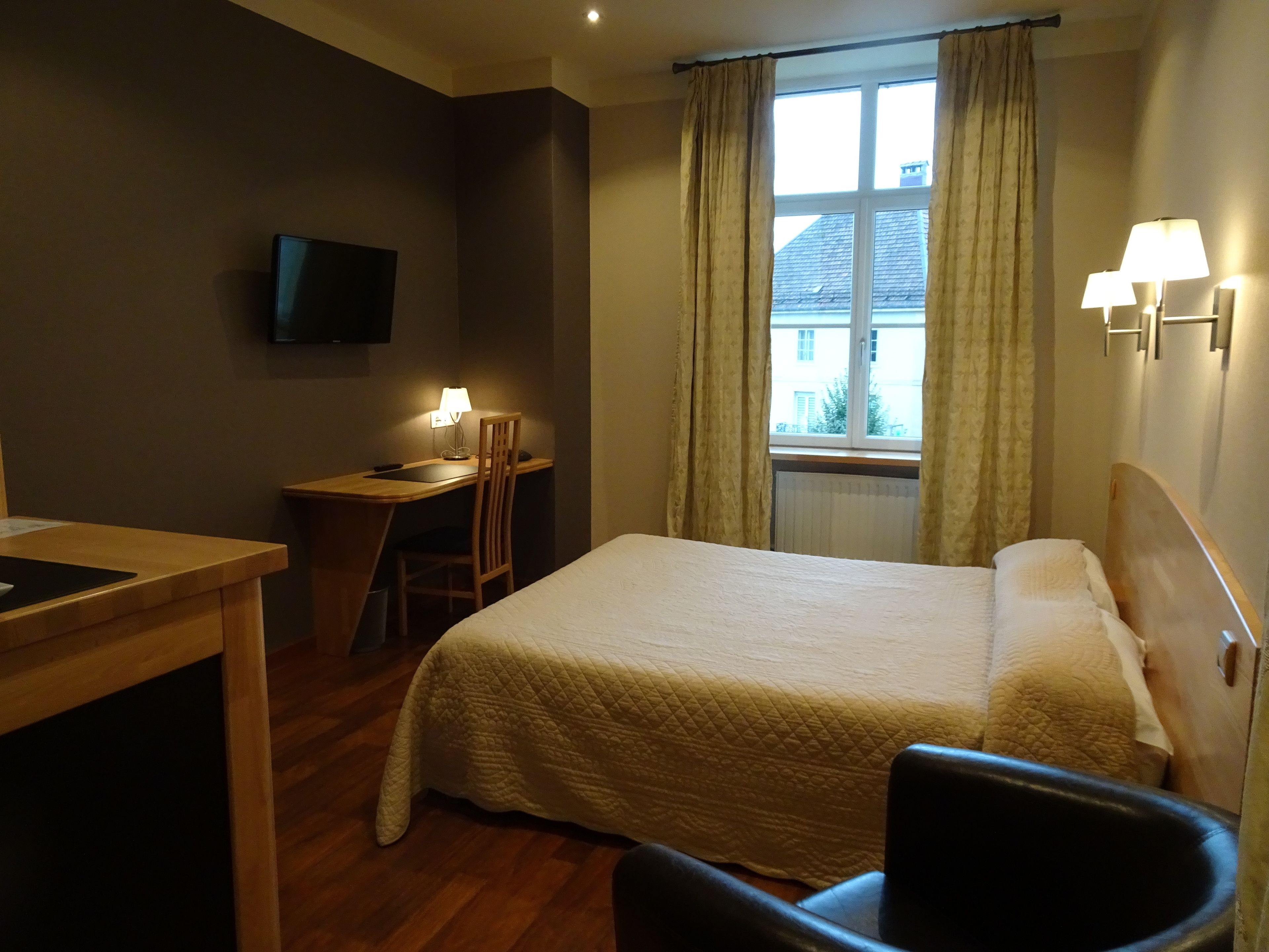 deluxe double room | desk, iron/ironing board, free wifi, bed sheets