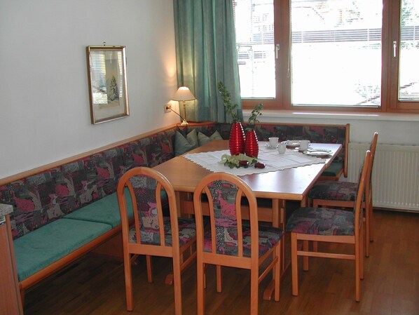 Apartment, Nichtraucher, Balkon | Essbereich im Zimmer