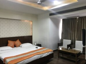 Deluxe Double Room | In-room safe, desk, free WiFi, bed sheets - hotel kanchan (Indore)