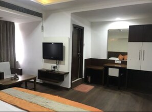 豪華雙人房 | 房內夾萬、書桌、免費 Wi-Fi、床單