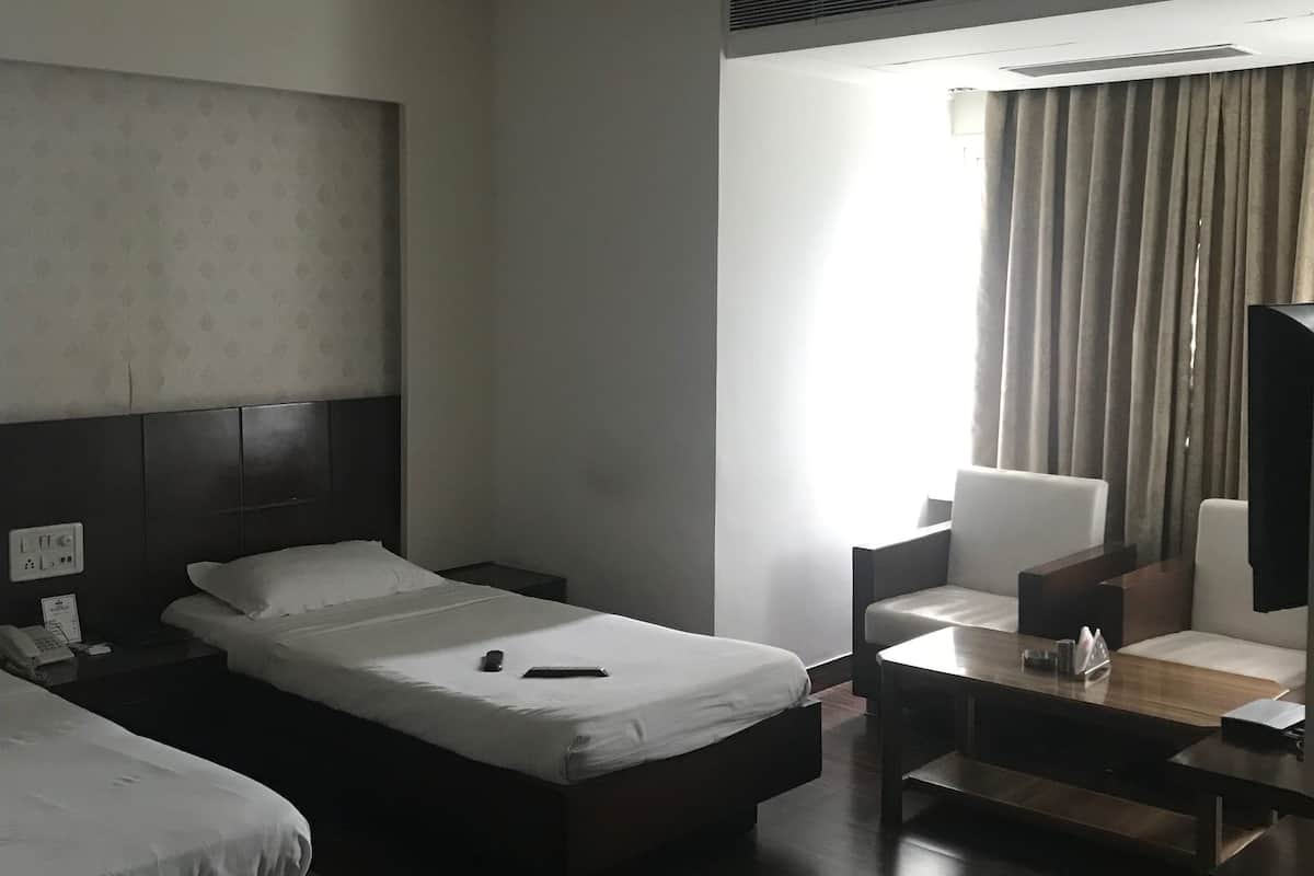 Deluxe Double Room | In-room safe, desk, free WiFi, bed sheets