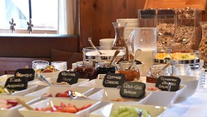 Un bufé con diversas opciones de comida, incluyendo requesón, cuscús y pimentón.