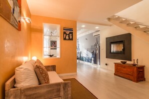 TV - Luxury 350 Sq Mt flat with Terrace central Trieste (Trieste)