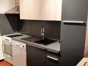 Een koelkast, een microgolfoven, een oven, een kookplaat