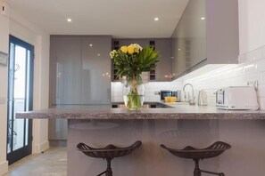 Deluxe Apartment - #1 | Private kitchenette | Full-size fridge, microwave, oven, stovetop - Broadstairs Apartments (Broadstairs)