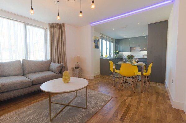 Deluxe Apartments - #3 | Living area | Flat-screen TV - Broadstairs Apartments (Broadstairs)