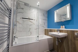 Deluxe Apartment - #1 | Bathroom | Free toiletries, hair dryer, towels - Broadstairs Apartments (Broadstairs)