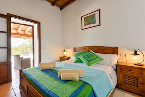 3 bedrooms, in-room safe, iron/ironing board, travel cot