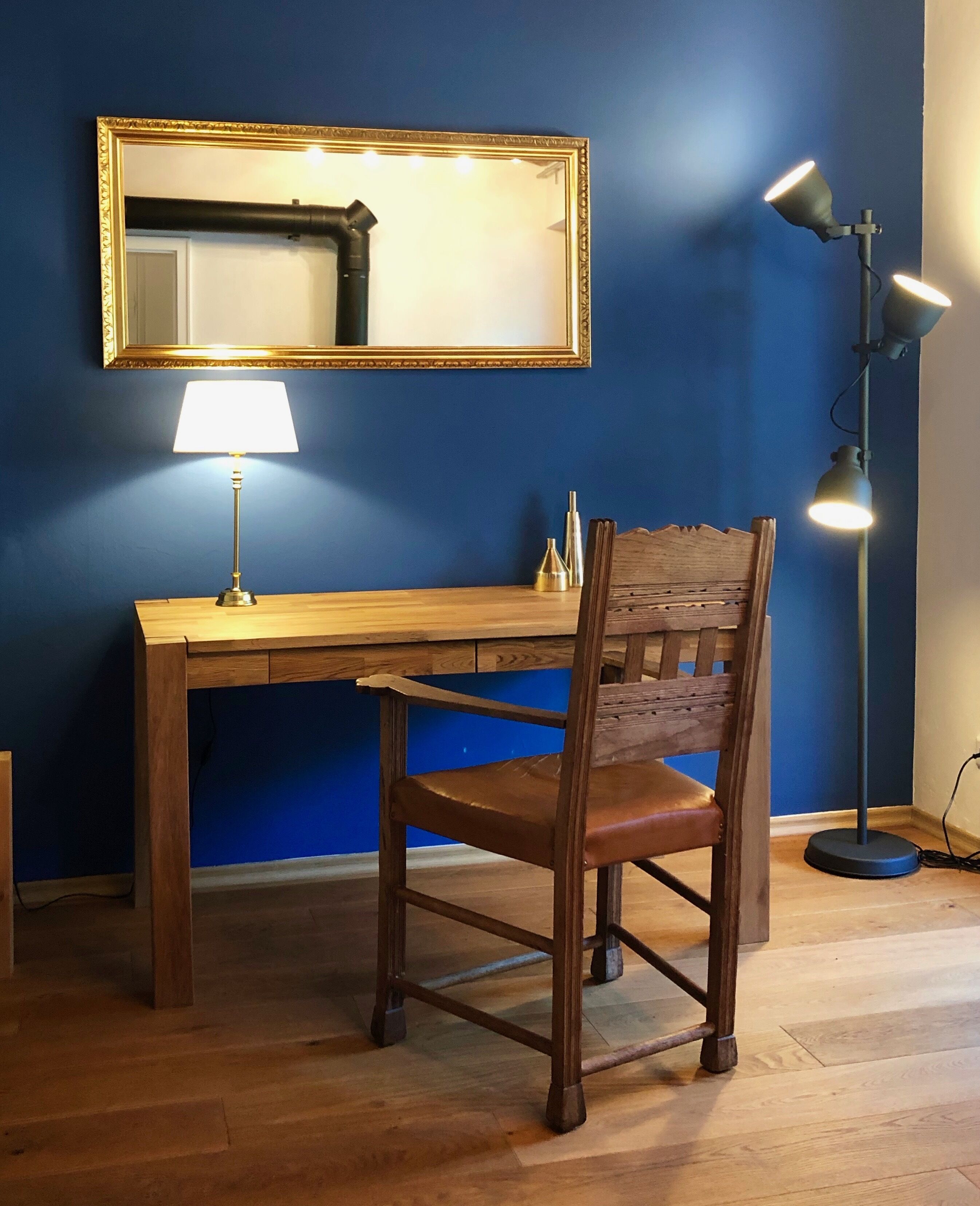 Schlafzimmer mit Schreibtisch