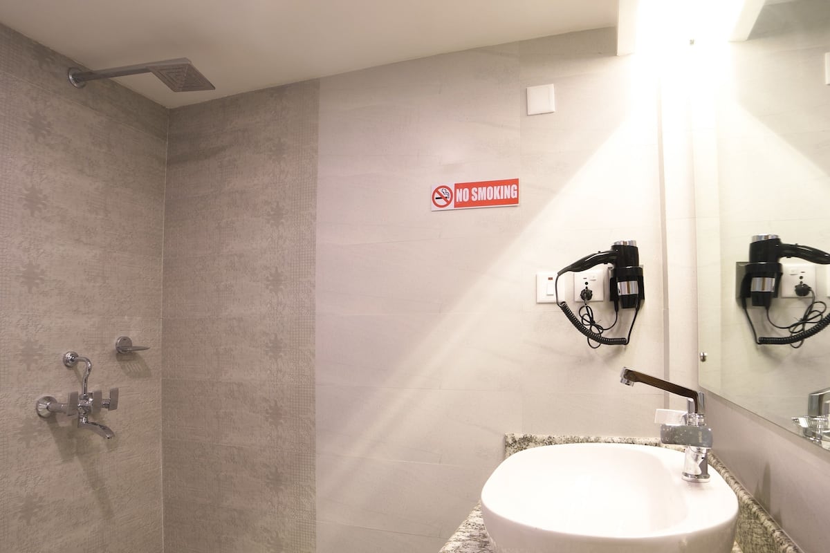 shower, rainfall showerhead, free toiletries, slippers