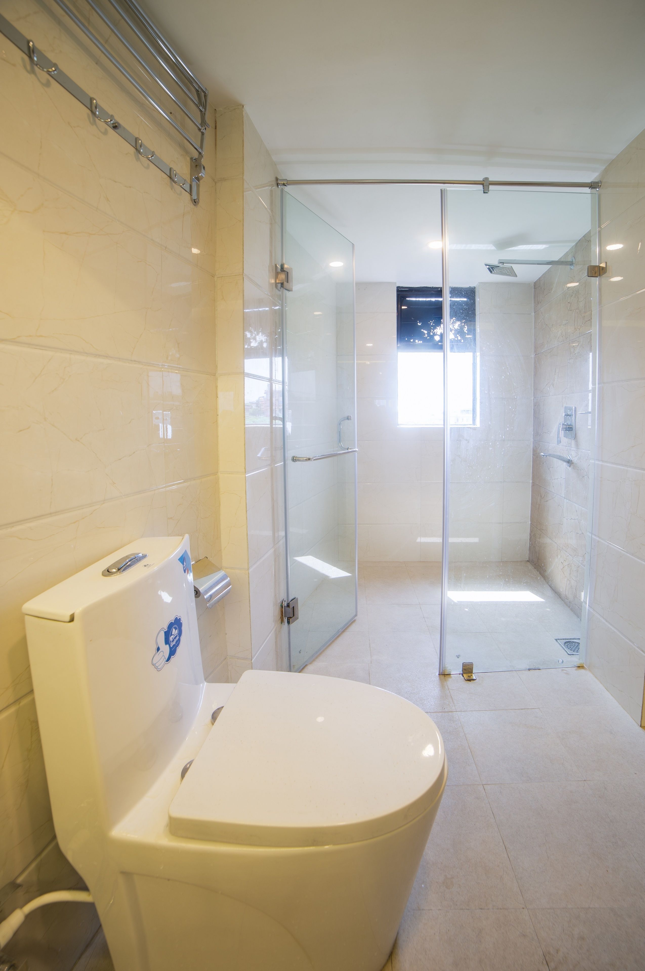 shower, rainfall showerhead, free toiletries, slippers