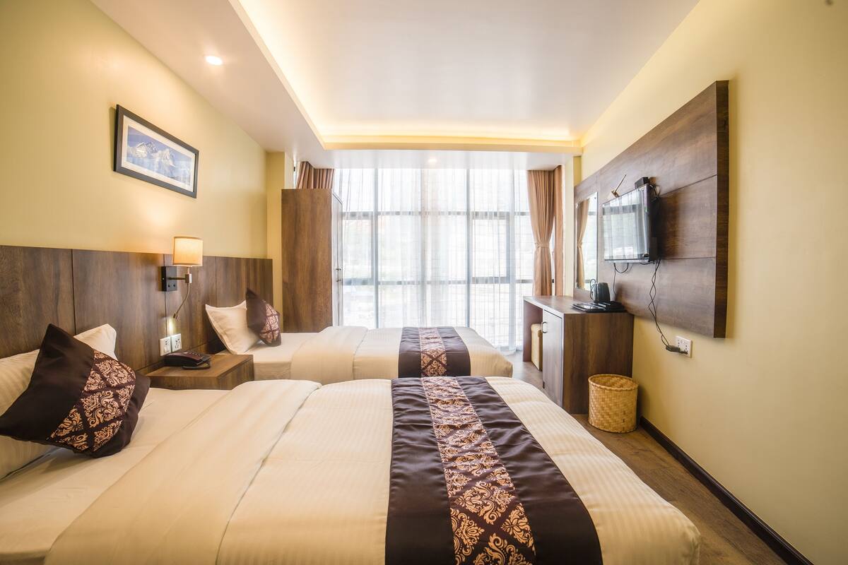 Habitación Deluxe | Escritorio, camas supletorias, wifi gratis y ropa de cama