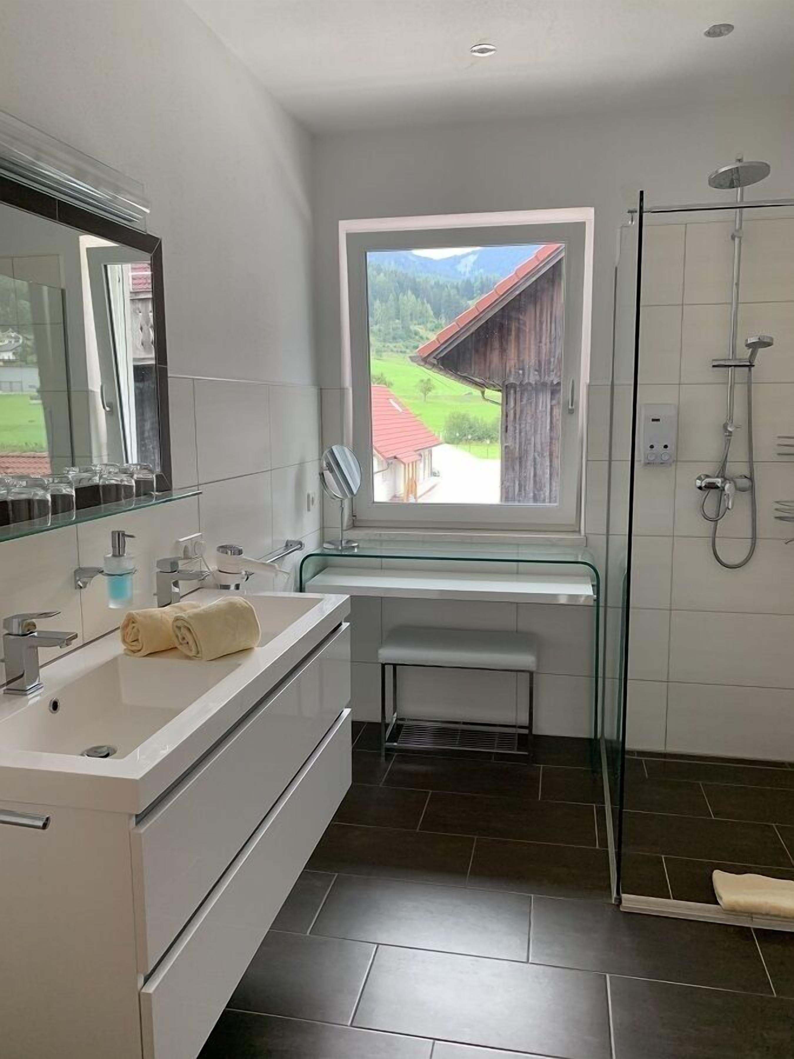 Apartment, Terrasse | Badezimmer | Dusche, Handtücher