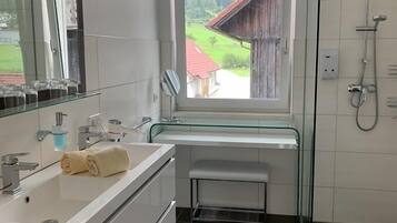 Apartment, Terrasse | Badezimmer | Dusche, Handtücher