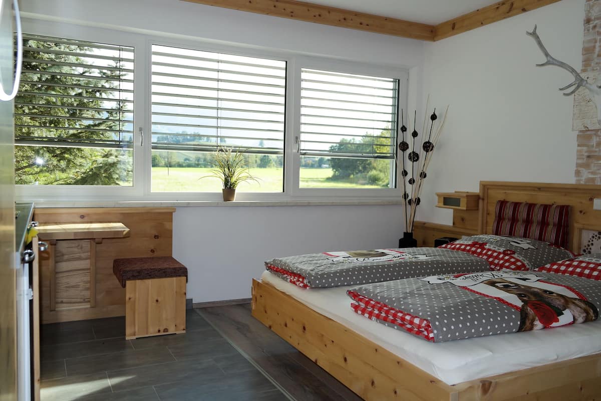 Studio | 3 bedrooms, in-room safe, free WiFi, bed sheets