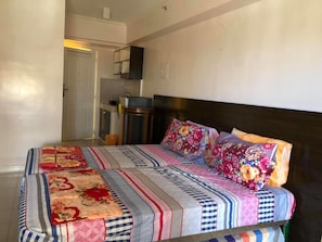 Standard Twin Room | Individually decorated, individually furnished, bed sheets - John D Staycation (Tagaytay)