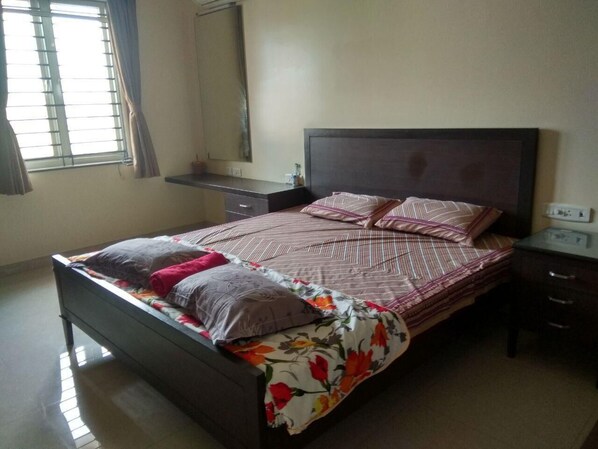 3 bedrooms, iron/ironing board, WiFi, bed sheets