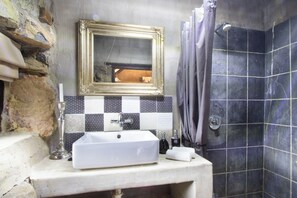 Classic Room, 1 Queen Bed, Ensuite, Lake View | Bathroom